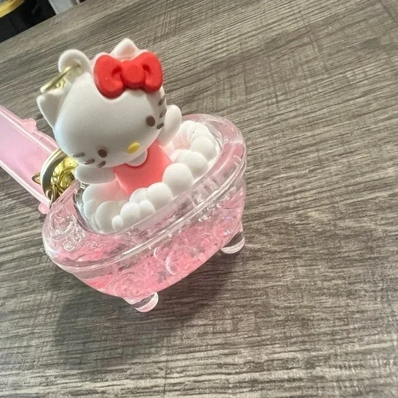 Hello Kitty Key Wristlet bathtub - Picture 2 of 3